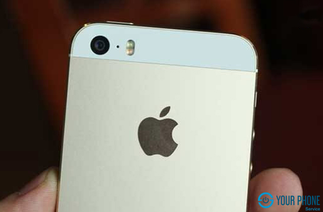 Kính camera sau của dòng máy iPhone 5S  được thiết kế lồi ra ở mặt sau