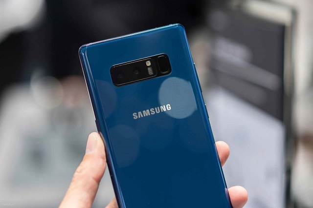 Vì sao phải thay nắp lưng Samsung Note 8 