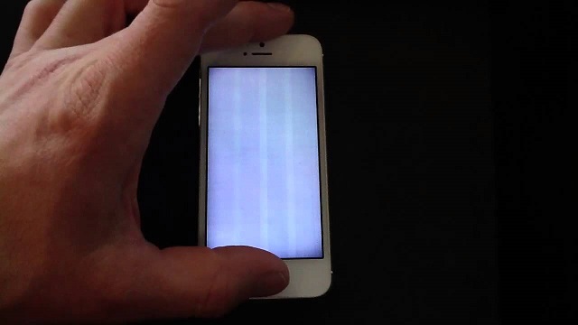 iPhone bị trắng màn hình cần được khắc phục ra sao?