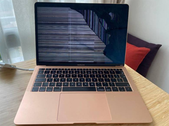 Lỗi màn hình Macbook bị sọc khắc phục thế nào?