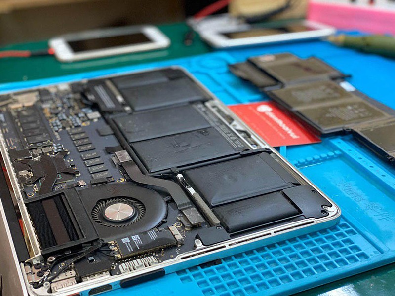 Phần pin Macbook bị phồng sau khi tháo ra