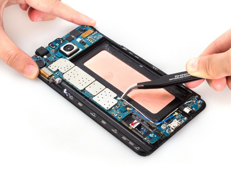 Những khó khăn khi tìm trung tâm sửa điện thoại Samsung